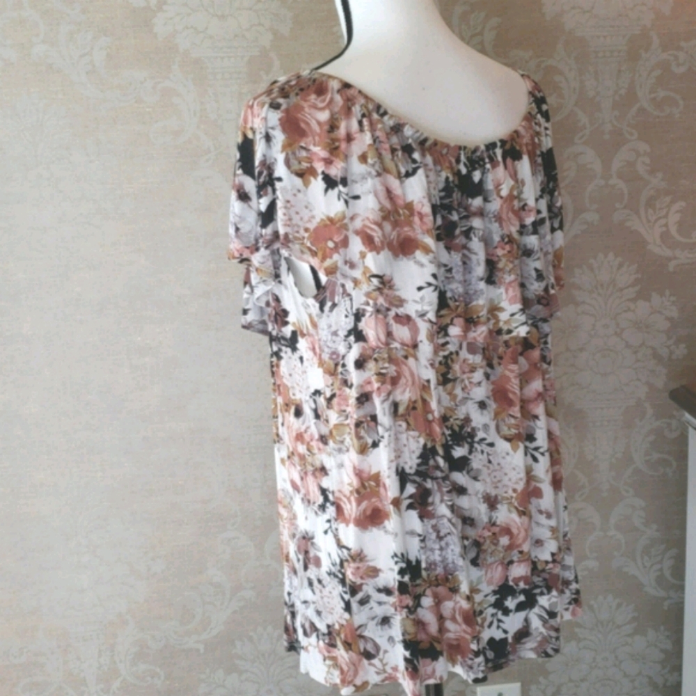 FREE KISSES RUFFLE TOP - Picture 2 of 5
